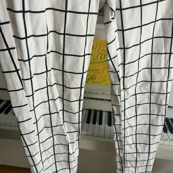Divided White Pants with Black Grid Pattern 8 - Picture 8 of 16